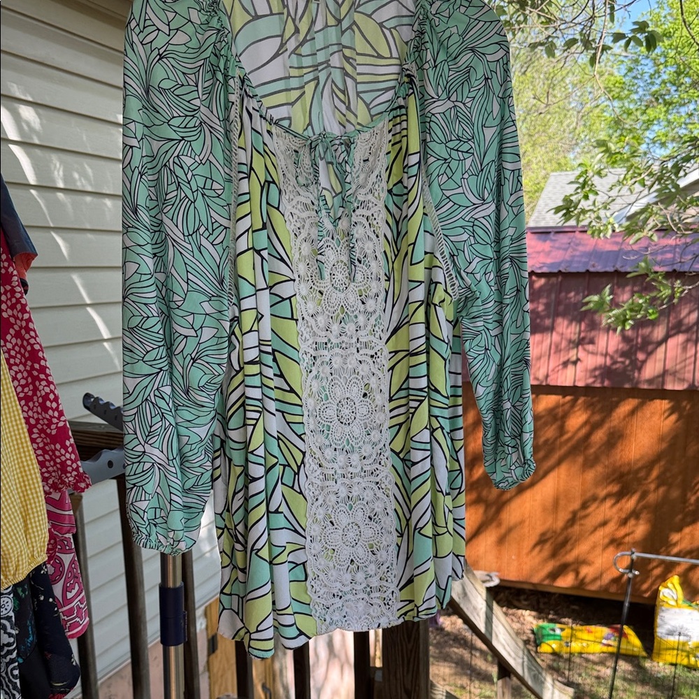 Crown & Ivy Women’s 2x Lightweight Green & White Printed Lace-Front Tunic
